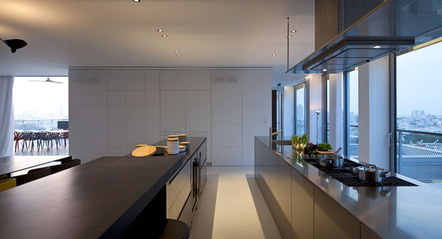 colour-popping-penthouse-uninterrupted-views-4-sides-2-kitchen.jpg