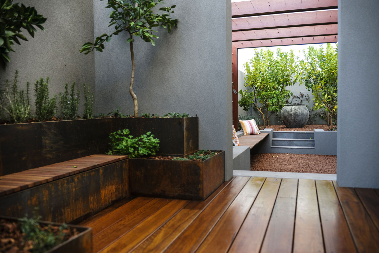 super-cozy-elegant-home-craftsmanship-rustic-elements-7-garden.jpg