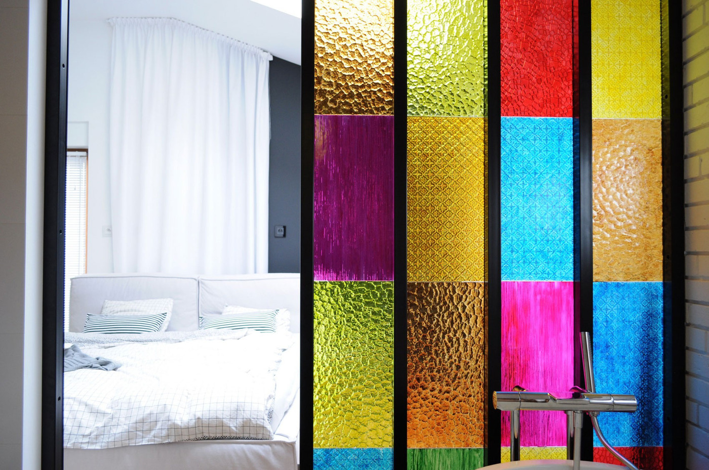 bedroom-bathroom-partition in-colored-plastic-panels-4.jpg