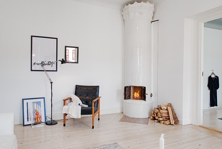 casually-comfortable-decor-driven-apartment-sweden-living-room-fire.jpg