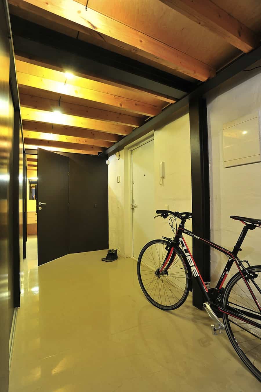 factory-loft-with-integrated-hammock-mezzanine-8-entry-hall.jpg