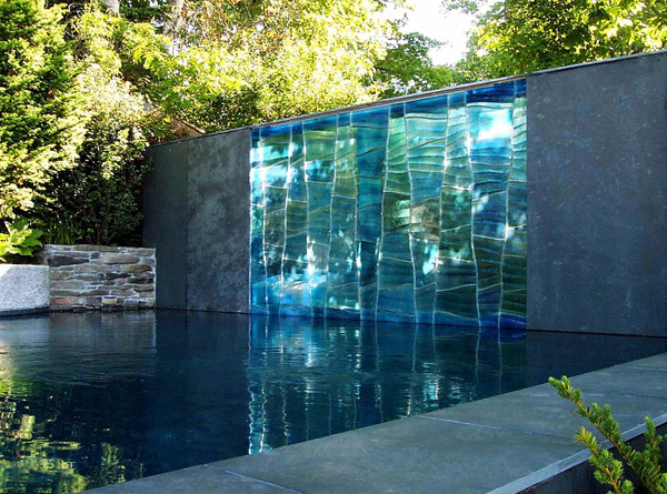 outdoor glass art swon design 1
