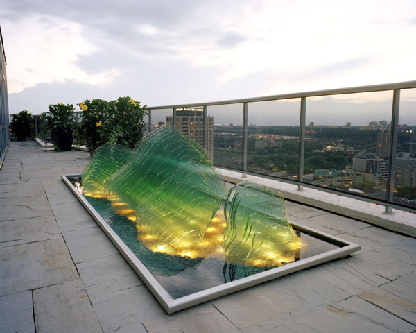 outdoor glass art swon design 3
